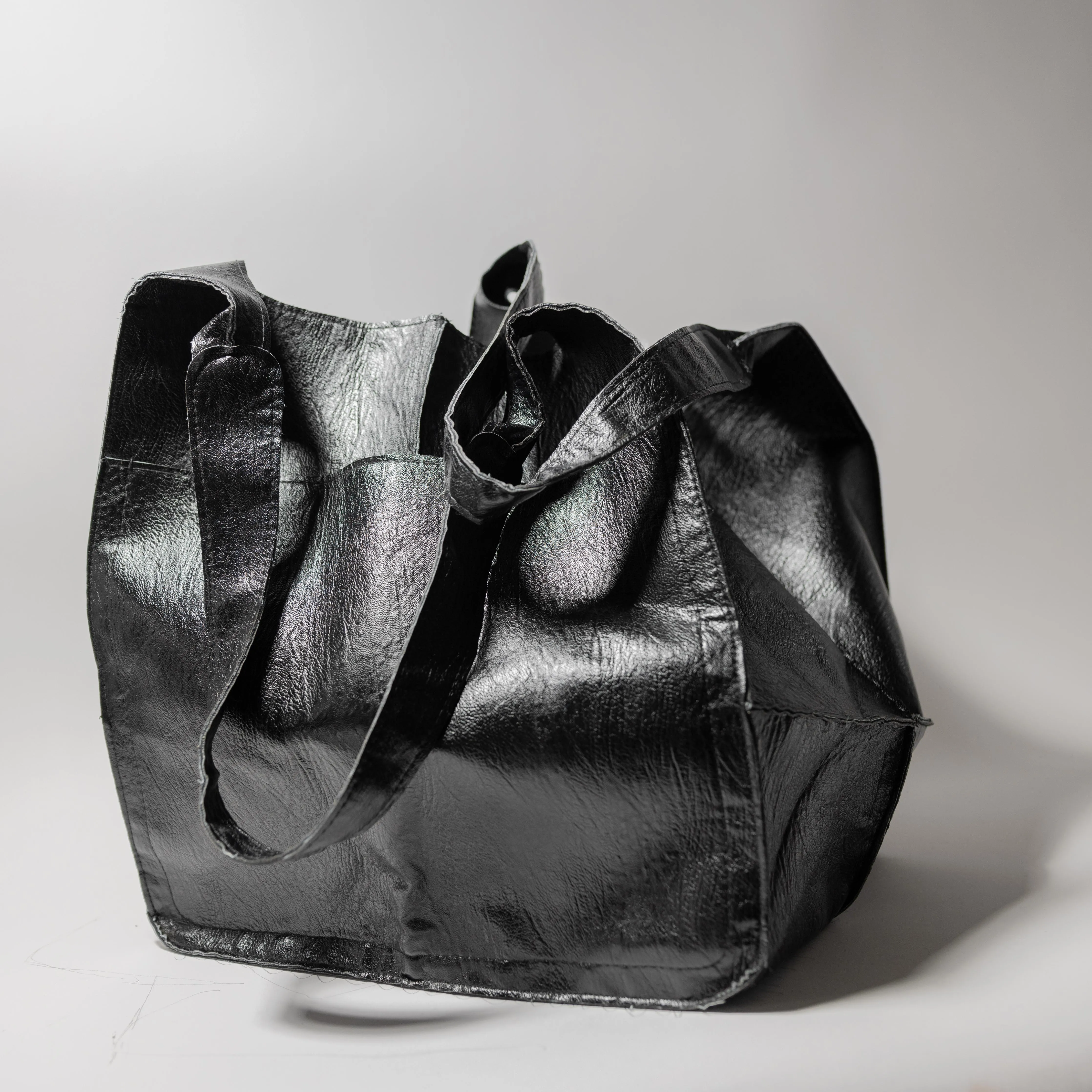 LARGE CAPACITY TOTE-BLACK